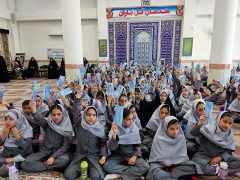 اهدای ۹۰۰ بسته تحصیلی به دانش آموزان نیازمند طبسی 