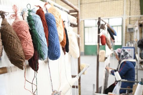 هنرمندان کمیته‌امداد خراسان‌جنوبی ۱۴۰۲ مترمربع فرش بافتند