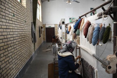 هنرمندان کمیته‌امداد خراسان‌جنوبی ۱۴۰۲ مترمربع فرش بافتند