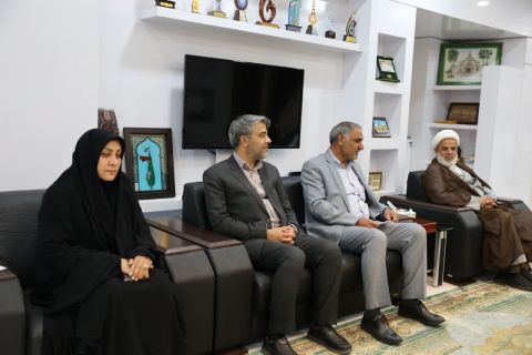 اهدای نشان والی مهر به مدیرعامل موسسه خیریه محکم 